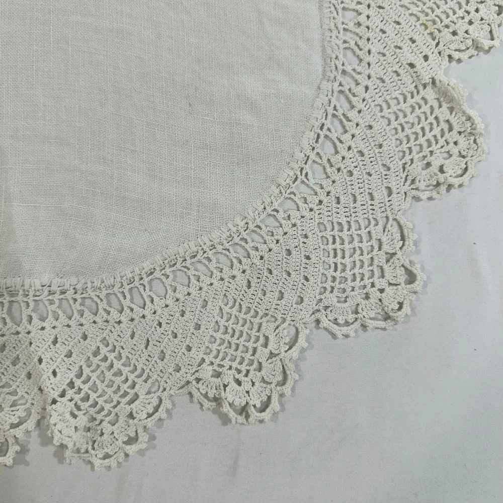 Vintage Round White Linen Doily Crochet Lace Trim Table Topper Scalloped 21 inch